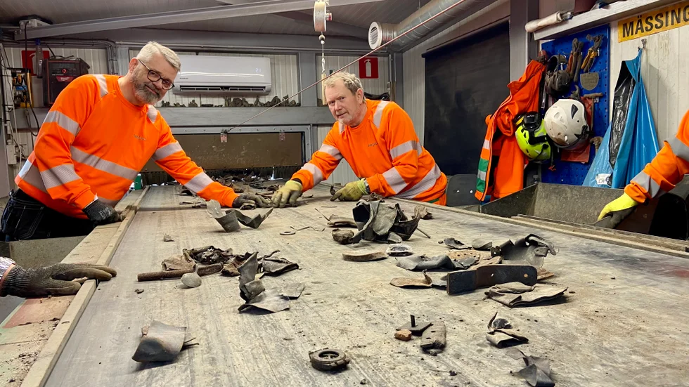 De två "veteranerna" kommer alltid med ett leende på läpparna till jobbet och säger att de direkt blev "en i gänget" direkt. Jan Hedenros och Urban Sahlin trivs på Ragn-Sells där de bland annat sorterar skrot.