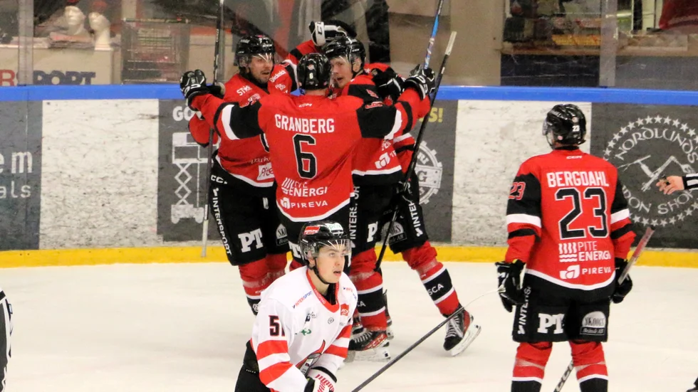 Jubel i Piteå Hockey efter Petter Mäkitalos 1-0-mål.