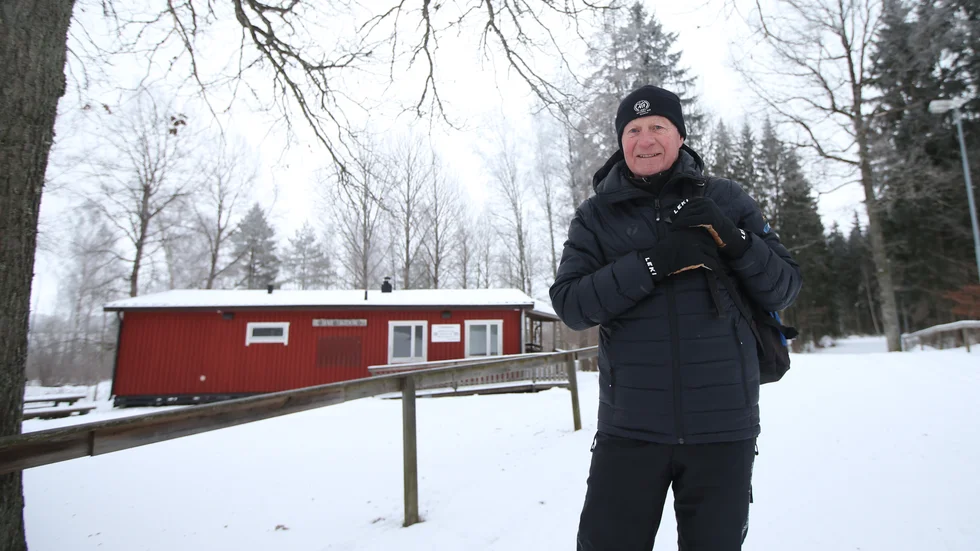 Göran Andersson från Motala AIF:s skidklubb berättar att han folk inte ska gå i skidspåren då de förstör skatebädden. 