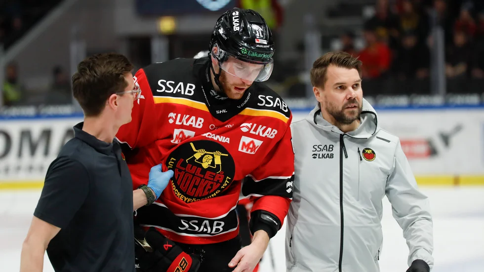 Skadeoro. Oscar Eklind får, som en av fyra Luleåspelare, lämna isen med skada i hemmaförlusten mot Linköping.