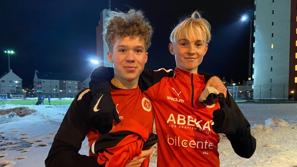 Bissarnas U17-lag fick köra sitt träningspass helt i mörker. Albin Brunelius och Olle Snöman är glada ändå.
