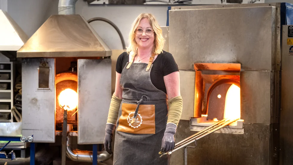 Linda Isaksson är glasblåsare och driver glasbruket Heta Hyttan på Furunäset. Nu utvidgar hon verksamheten och öppnar upp butiken för en global kundkrets. "I går fick jag min första beställning från Frankrike", säger hon. 
