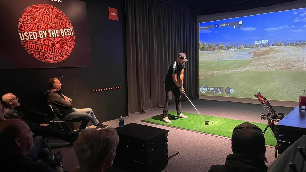 Johannes Axell slår ut i hallen i Vadstena när världstouren i simulatorgolf är på besök på hemmaplan. Tre slag under par var Axells resultat i deltävlingen.