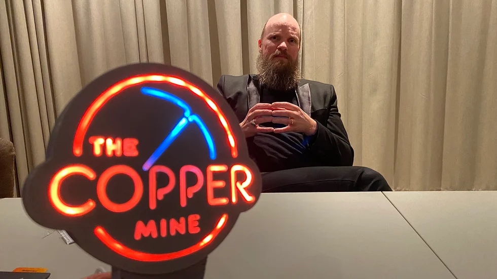 Wilhelm Glanz, en av två visionärer bakom satsningen The copper mine, en lokal med livescen för all musik och kultur i Åtvidaberg. "Man ska kunna bjuda in artister utifrån också", säger han och hoppas få stöd för planerna och den framtagna loggan med en gruvhacka som symbol ( Han skrattar och vet om att symbolen påminner om en spiral, ett preventivmedel för kvinnor). 