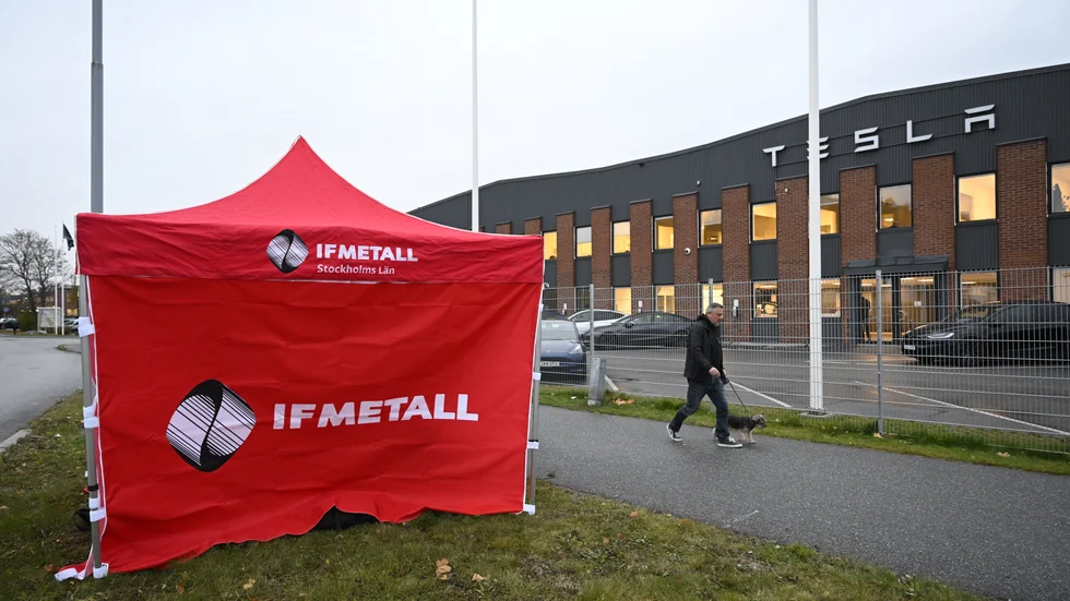 Verkstadsarbetare vid elbilsföretaget Tesla har gått ut i strejk med krav om att företaget ska teckna kollektivavtal.