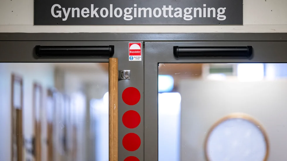 "Vi vill inte gå tillbaka, vi vill framåt. Vi vill att kvinnors värde ska likställas med alla människor, inte foster", skriver Tjejjjouren Madicken, som reagerar på att Mats Selander, känd abortmotståndare, bjudits in att föreläsa på Kröngården.