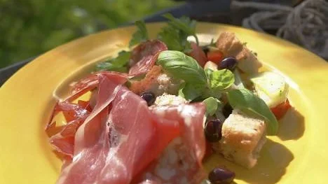 Sallad på italienskt vis med bitar av bröd passar utmärkt till lufttorkad skinka eller andra smakfulla charkuterier.