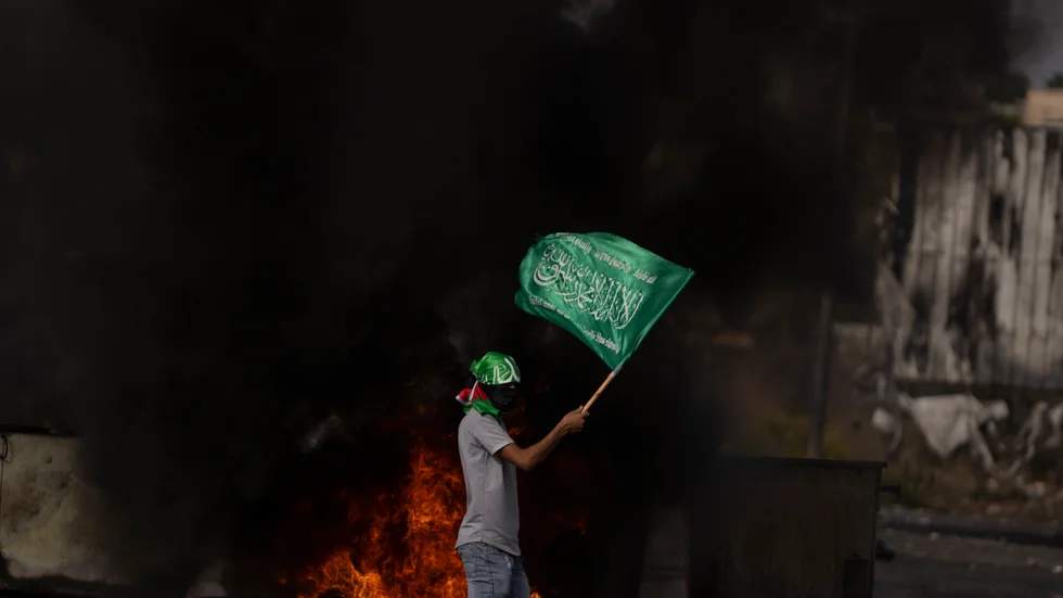Genrebild på demonstrant med Hamas-flagga. Arkivbild.