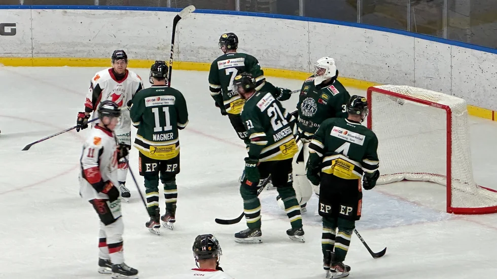 Viktor Andersson, ESK-målvakten, fick pris som matchens lirare i hemmalaget. ESK orkade inte riktigt stå emot alla boxplay-minuter i sista och på tredje utvisningen i slutperioden kom också kvitteringen med sex minuter kvar. Så nära poäng var ESK i den här matchen, men Hanviken gjorde både 3-2 och 4-2, det sista i öppen kasse.