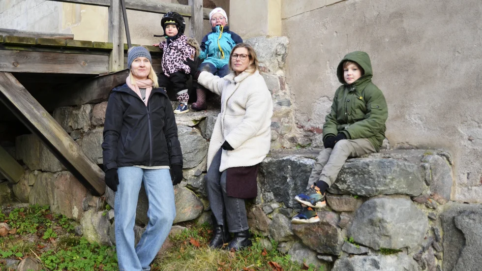 Rebellmammorna i Nyköping har nu ett hundratal medlemmar i sin Facebookgrupp. Från vänster till höger syns: Ellinor Levander, August Nilsson, Henry Nilsson, Johanna Nilsson och Ola Levander.