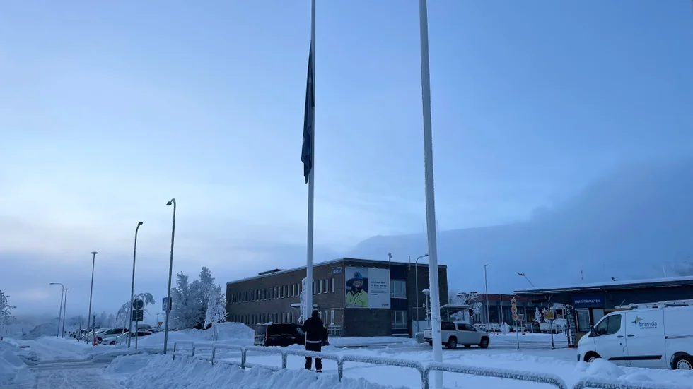 Flaggorna hissas ner till halvstång, morgonen efter den tragiska dödsolyckan på LKAB.