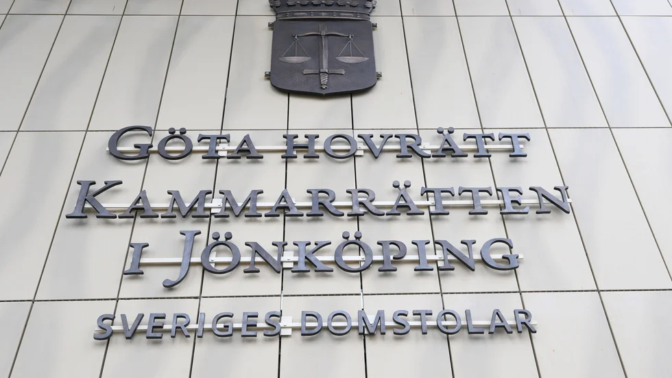 Göta hovrätt mildrar straffet för en 24-årig man som förgrep sig på en ung kvinna. 