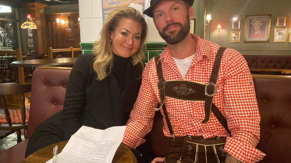 Johanna Rönnberg och hennes pojkvän Wiktor Hansson tävlar regelbundet även i Skellefteå. Här quizar de på The Bishops Arms.