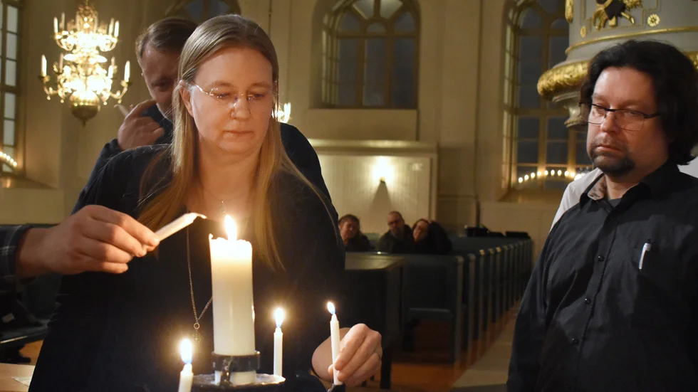 Föräldrarna Anna Larsson och Erik Hultqvist tända ljus för att deras saknade son ska komma hem igen vid ett tillfälle i Landskyrkan den 21 december. 