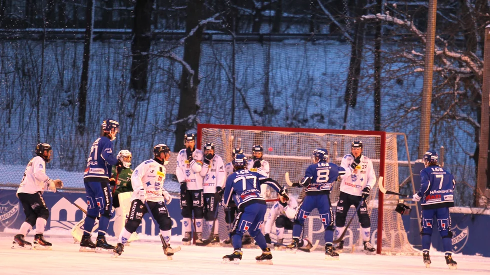 IFK Motala spelade julbandy en härlig vinterdag på LMT arena. 1 253 personer dök upp, vilket var bra. Men det vilade ändå en vemodig stämning kring matchen, om det kommer att bli några fler stora annandagsfester i framtiden.