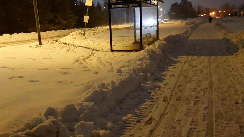Oskottad busshållplats och nyskottad gångväg. Tagen 11/12 2023.