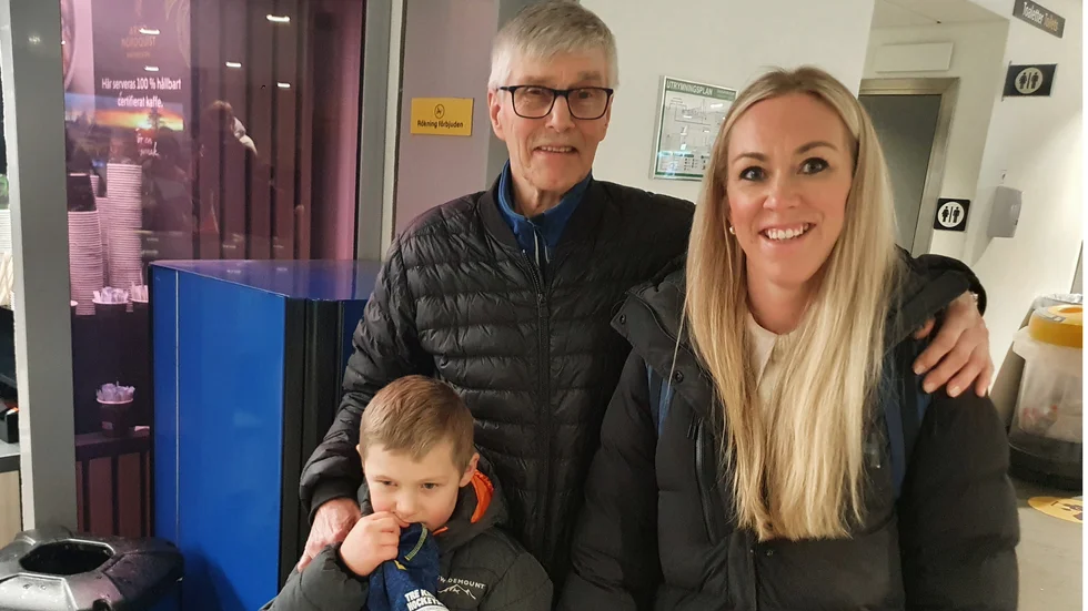 Jan-Erik Mäki tog med sig barnbarnet Arvid för att hämta sin dotter Mia Mäki som rest från Stockholm. 