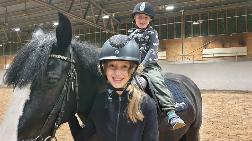 Jack heter ponnyhästen som Jonah Mordalen, 6, får ta en tur med denna jubilemumsdag. Det är hästtjejen Ronda Sand, 13, som nästan alltid finns i ridklubbens stallbyggnad, som leder ekipaget.