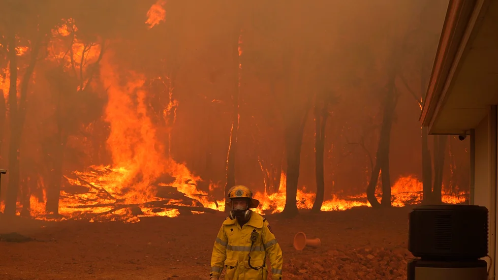 Släckningsarbete nära Wooroloo, nordost om Perth, i februari 2021.