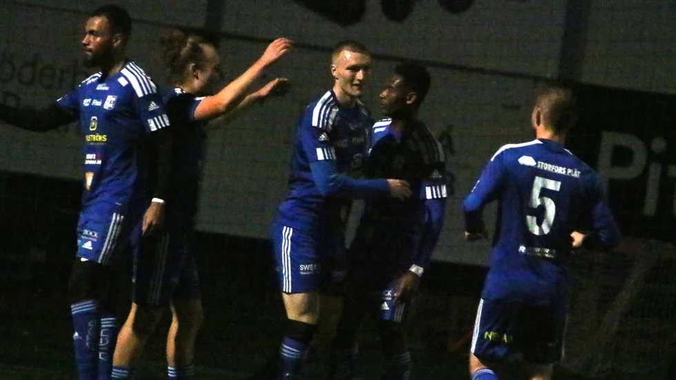 Oscar Faulds gjorde hattrick när Storfors vann bottenmötet med Notviken i mörkret på Heden.