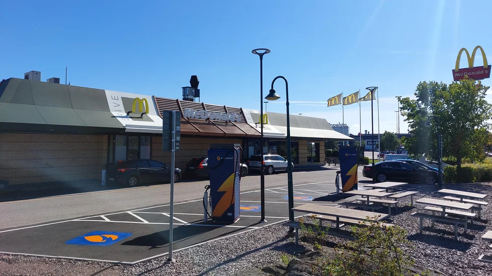 Fyra supersnabbladdare för elbil finns nu utanför snabbmatskedjan på Ingelsta.