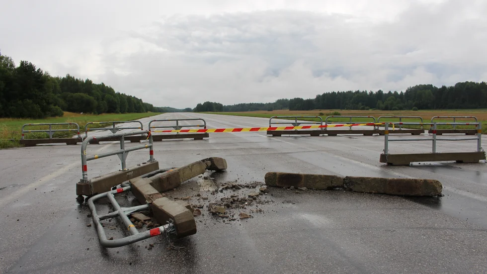 Mannen körde rätt in i betong och dödförklarades någon timme senare.