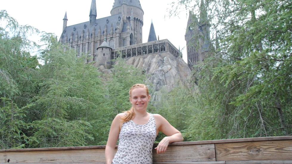 Jenny Fjärstedt är ordförande i Harry Potter-föreningen Uppsala Slug Club. Harry Potters fiktiva födelsedag råkar också vara föreningens födelsedag. Här syns hon framför trollkarlsskolan Hogwarts i Orlando, Florida.