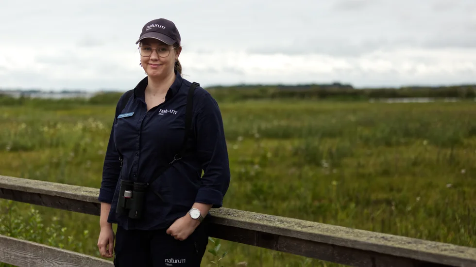 Hanna Hederberg är guide på naturum Tåkern. Det var hon som tog initiativet till att hålla en guidning på temat pride. 
"Jag tycker man har mycket att lära om naturen, som är ganska normfri. Natur är bara natur och vi borde inte lägga mänskliga värderingar på den."