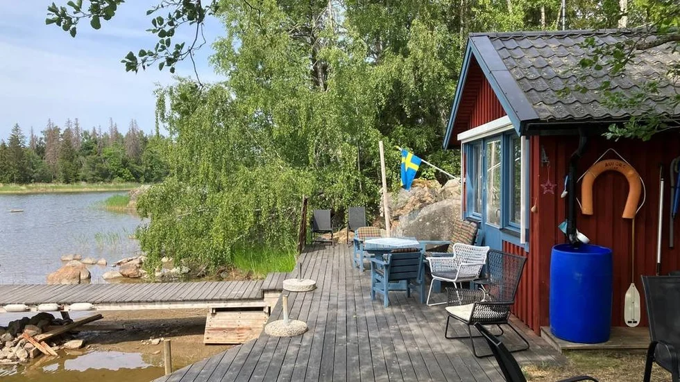 Fritidshuset i Lillfjärden kommer både med en enklare båt och en stor mängd utemöbler. 