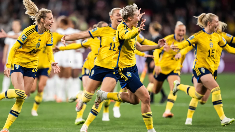 Vild glädje i Sverige efter straffavgörandet mot USA. Nu blir det kvartsfinal mot Japan på fredag morgon.