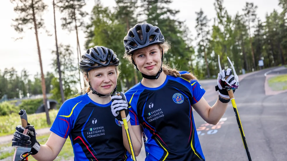 Hilda Ramström, 14, och Maja Stridsman, 15, är nöjda med den nya rullskidbanan.