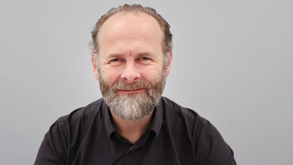 Klas Nelfelt, ordförande för Förbundet Sveriges Dövblinda, riktar hård kritik mot att Piteå kommun berövar dövblinda Evelina Lindberg hennes personliga stöd. "De förstör hennes framtid", säger han.