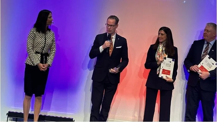 Mikael Sanfridson tog emot priset i Marseille, här bredvid representanter för Padova och Cork, städerna som kom på andra och tredje plats i EU-tävlingen för Europas mest innovativa stad.
