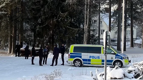 Both the police and officials from the municipality attended the raid.