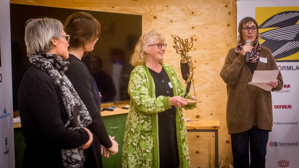Lena Wistrand (i mitten) från Studiefrämjandet Sörmland får miljöpriset Årets morot med motiveringen "Lena är därför en sann förebild som sprider kunskap, engagemang, och hopp för framtiden. Lena visar oss vägen, lever som hon lär och vägrar ge upp i kampen för en hållbar samhällsutveckling även när det är uppförsbacke".