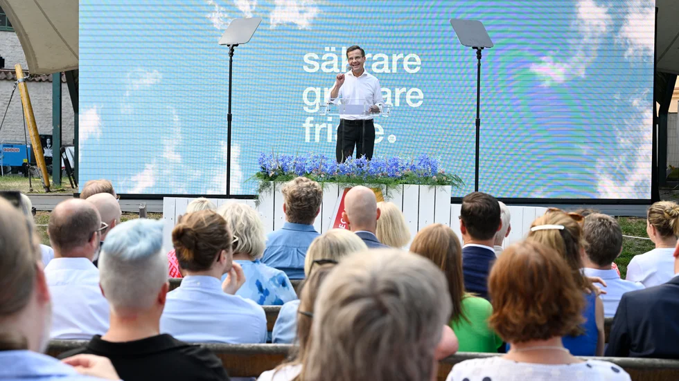 Här ser vi statsminister Ulf Kristersson under sitt tal i Almedalen i Visby i somras. Sådana möten är viktiga uttryck för vår syn på demokratins moral och anständighet. De som vill förstöra och riva ner öppenhet och respekt behöver möta hårt motstånd. 

