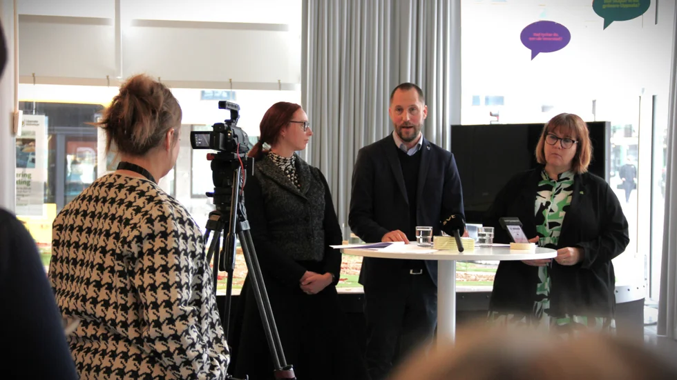 Under en pressträff på måndagen presenterade från vänster kommunalråden Hanna Victoria Mörck (V), Erik Pelling (S) och Linda Eskilsson (MP) sin "kraftsamling mot våldet". 