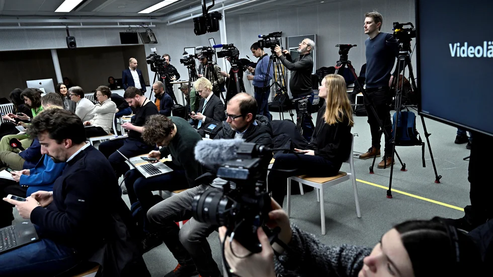 Alla säger vi fel, men alla är inte under ständig bevakning där minsta felsägning kan leda till kritik. Även politiker är människor som kan säga fel, vilket vi alla bör ha med oss innan vi rasar.