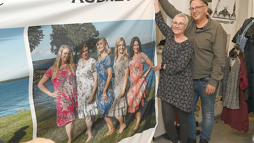 Svärdöttrarna visar kläder och andra släktingar hjälper till att ställa iordning popup-butiken när Annika och Ove Segerlund testar popup-butik i Luleå.