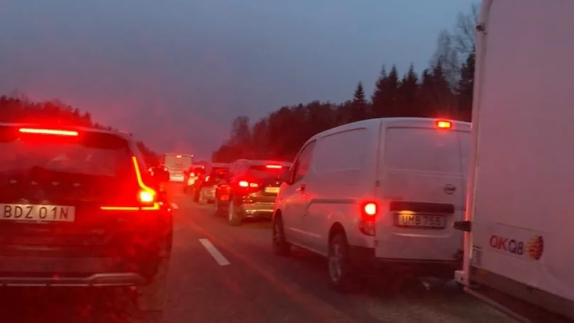 Långa köer på E4 på söndagseftermiddagen. 