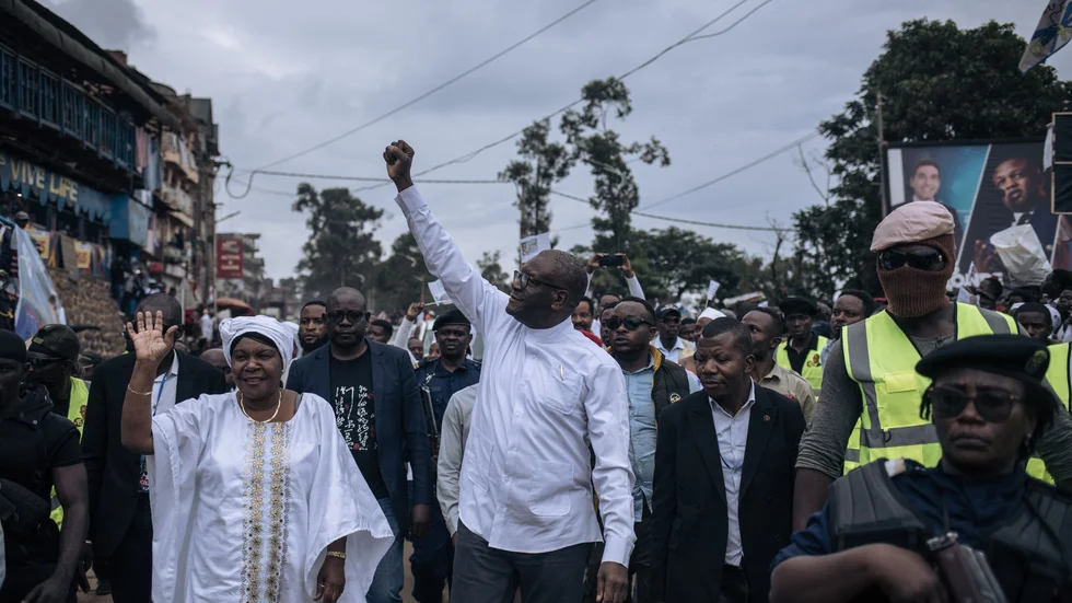Fredspristagaren Denis Mukwege vill bli president i hemlandet Kongo-Kinshasa. Här möter han väljare i Bukavu på lördagen.