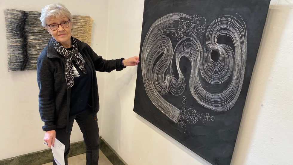 Åsa Kummu med "Strömmen II", broderade vattenvirvlar på svart bomullstyg som hon dämpat med grå färg. Rundlarna är tallriksis som kan bildas i Strömmen. Vernissage på Galleri Kronan den 25 november.
