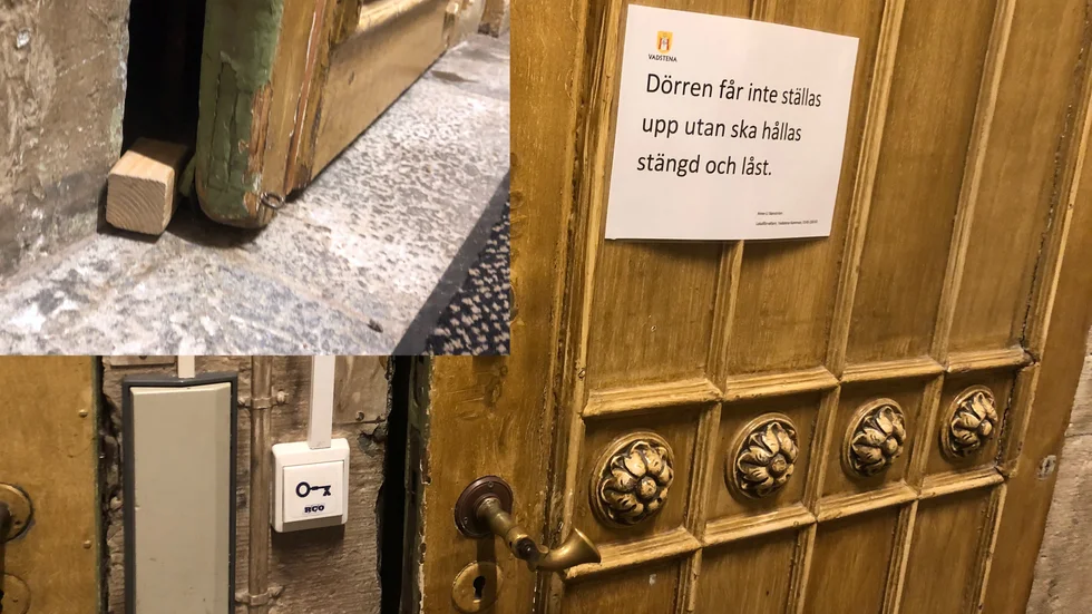 Vägen in till Vadstenas kommunfullmäktige ledde genom en uppställd dörr, som enligt tydliga instruktioner inte får ställas upp.
