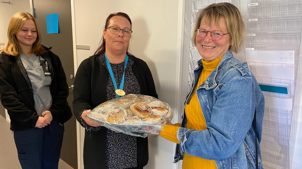 Gunilla Fredriksson känner att den demokratiska processen har fungerat och att det kan löna sig att protestera. Här välkomnar hon hemtjänsten tillbaka och överlämnar ett stort fat med kanelbullar till Tina Engberg, enhetschef. 
