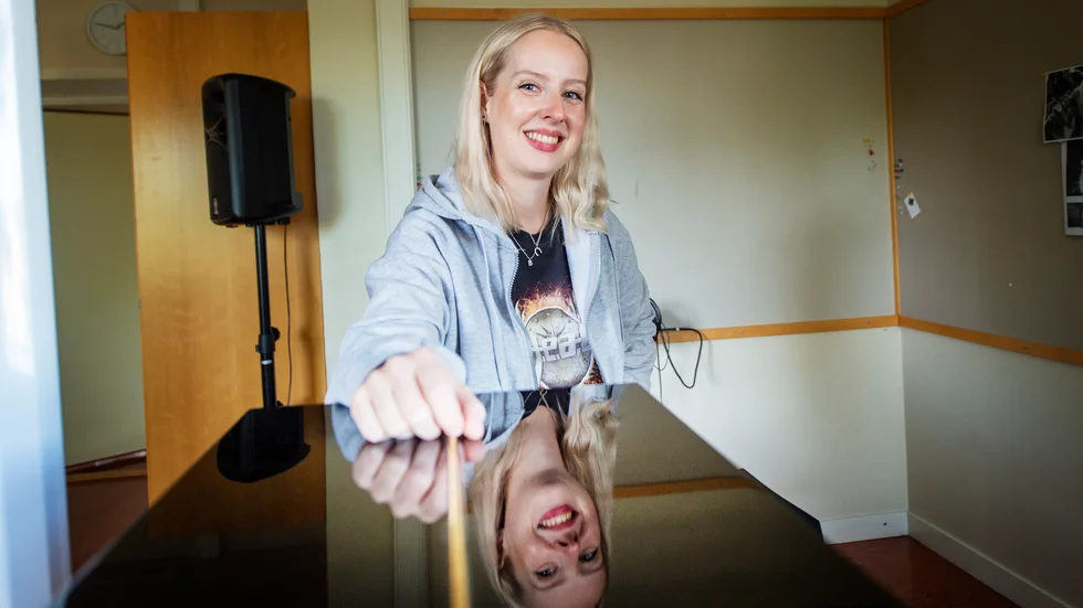 Caroline Burman finns med bakom kulisserna i årets säsong av "Idol". Till vardags jobbar hon på Kulturskolan i Nyköping.