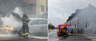 Bil började brinna under färd i Visby
