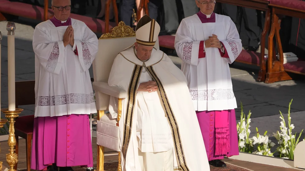 Franciskus vid Petersplatsen på första dagen av årets biskopssynod i Vatikanen.