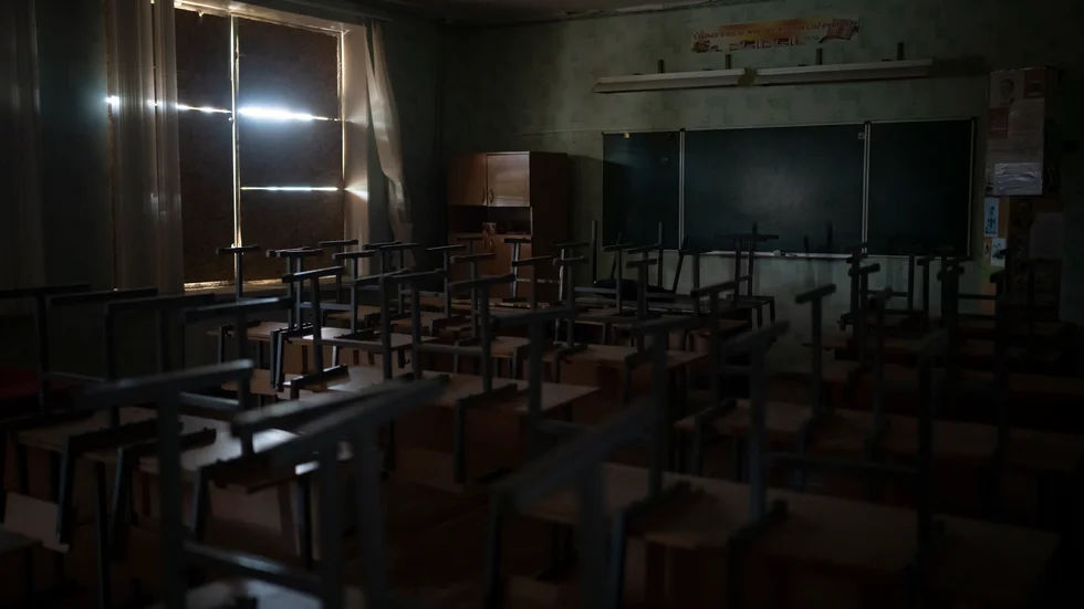 Täckta fönster, för att skydda mot attacker, på en skola i Kupiansk i nordöstra Ukraina. Bild från augusti i år.