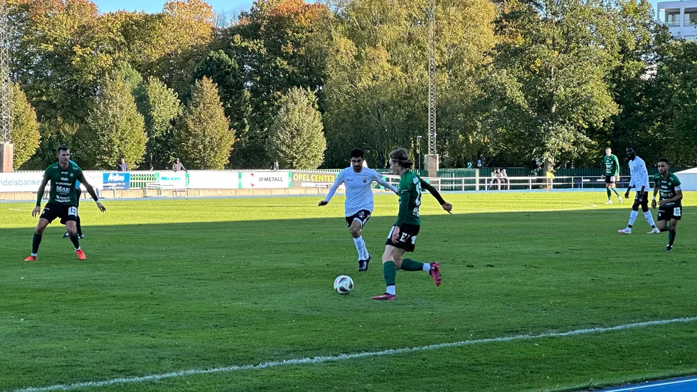 Elof Eriksson i mitten redo att spela fram Linus Zetterström till vänster. Mohammed Ibrahim finns till höger i debutmatchen mot Procyon.