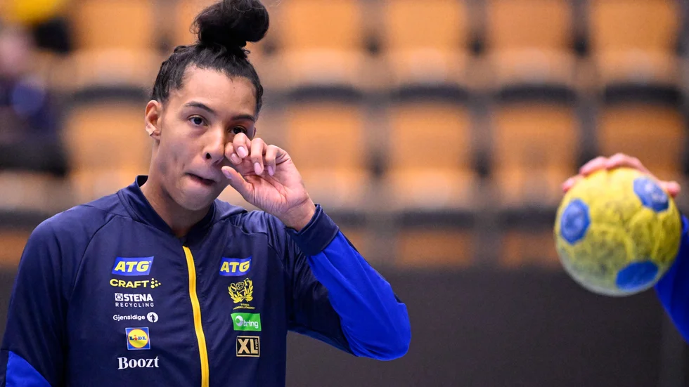 "Hon är ju en oskyldig människa i allt det här – hon blir lidande", säger den svenska handbollsstjärnan Jamina Roberts om att klubblagskamraten Anna Vjachireva inte får spela VM eftersom Ryssland är avstängt på grund av kriget i Ukraina.